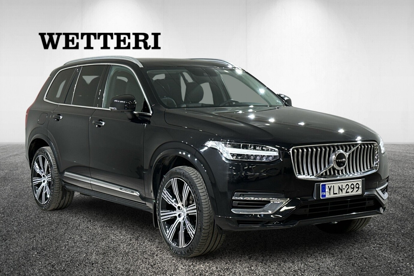 Esittelykuva VOLVO XC90 lataushybridiautosta.