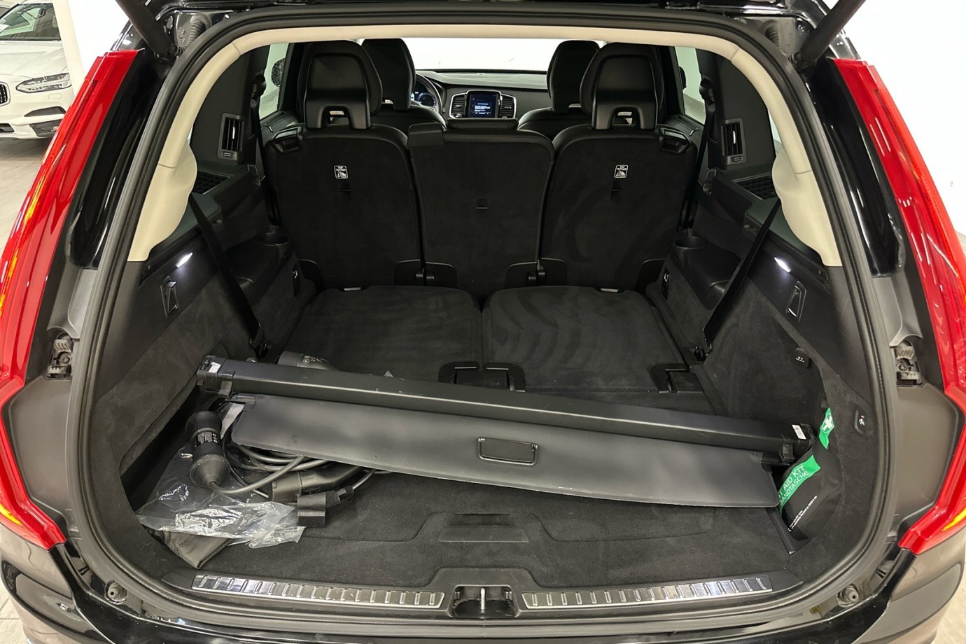 Esittelykuva VOLVO XC90 lataushybridiautosta.