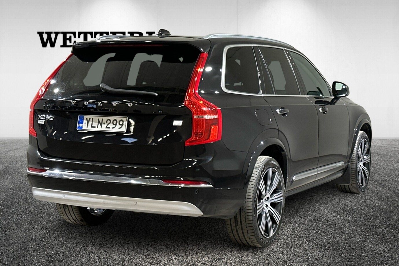 Esittelykuva VOLVO XC90 lataushybridiautosta.