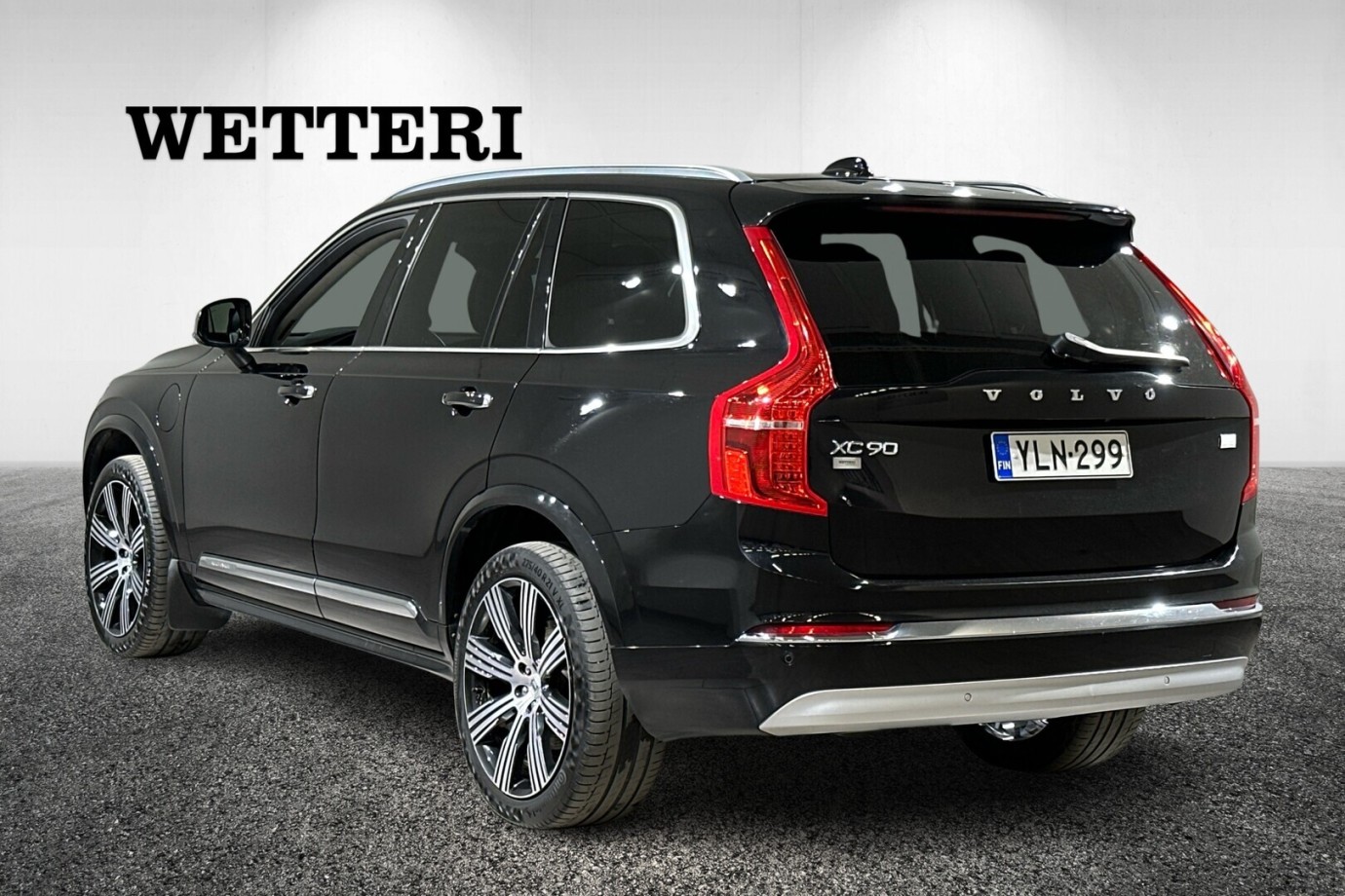 Esittelykuva VOLVO XC90 lataushybridiautosta.