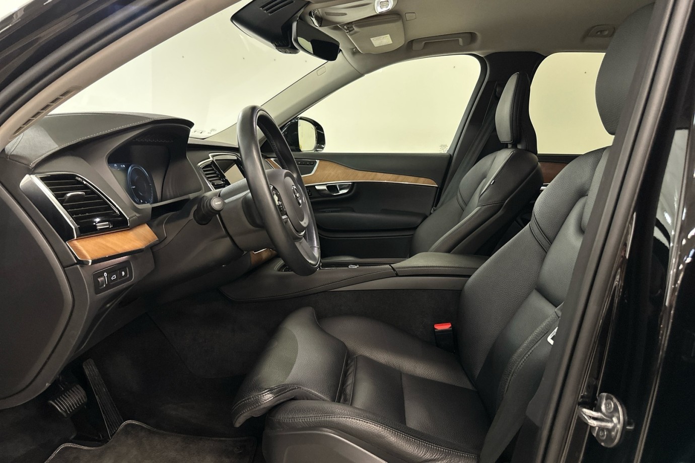 Esittelykuva VOLVO XC90 lataushybridiautosta.