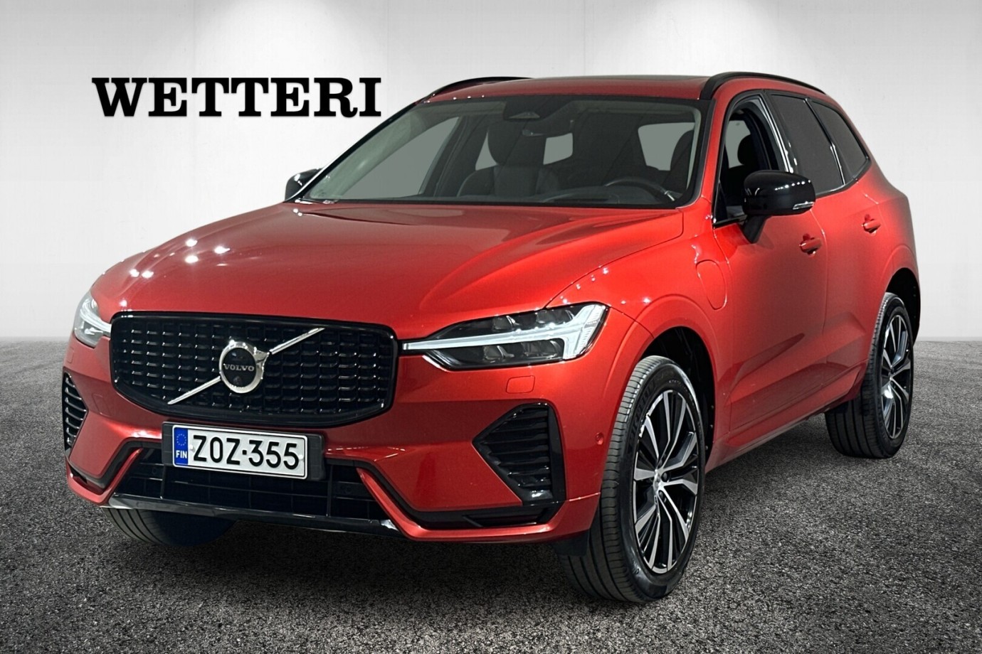 Esittelykuva VOLVO XC60 lataushybridiautosta.