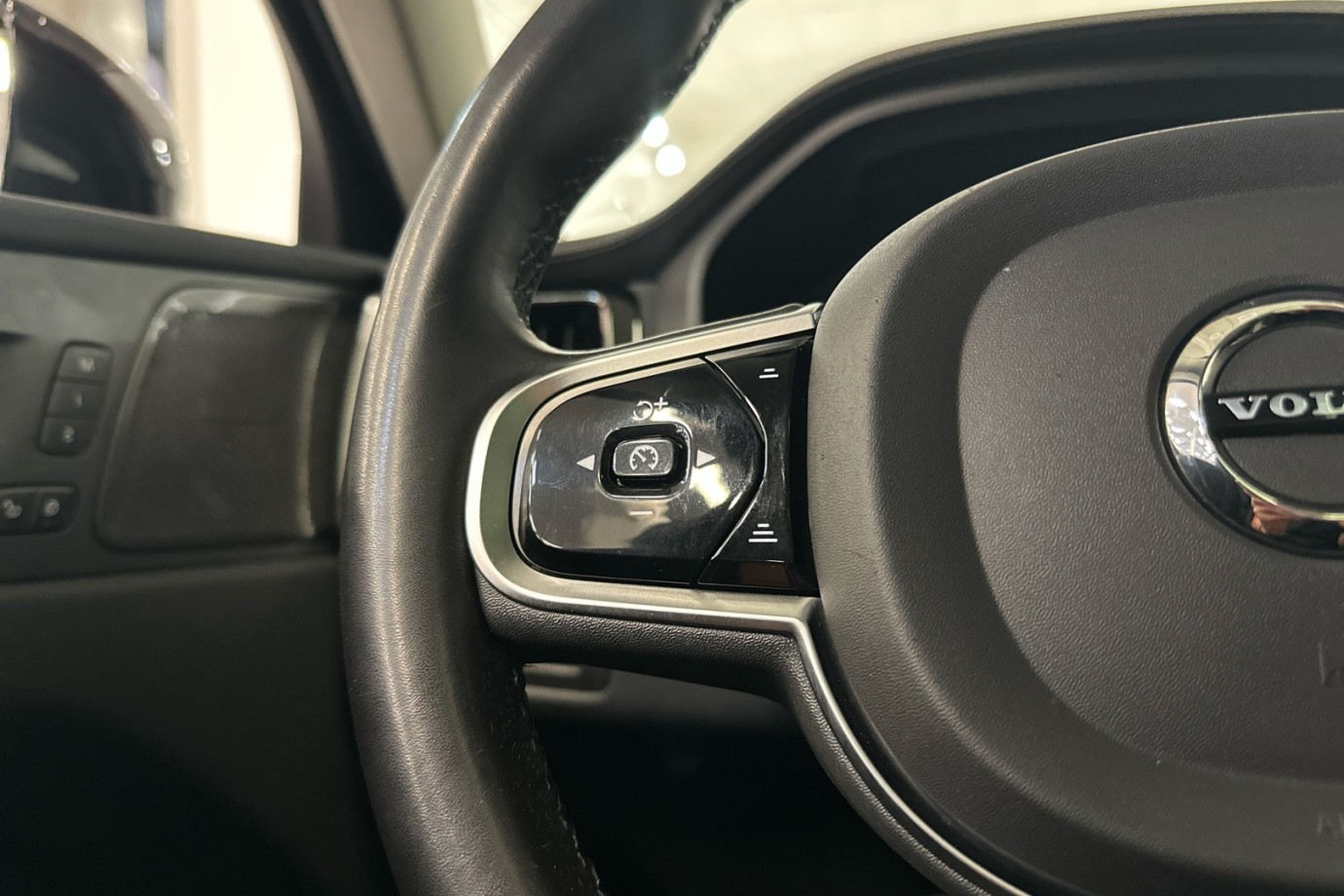 Esittelykuva VOLVO XC60 lataushybridiautosta.