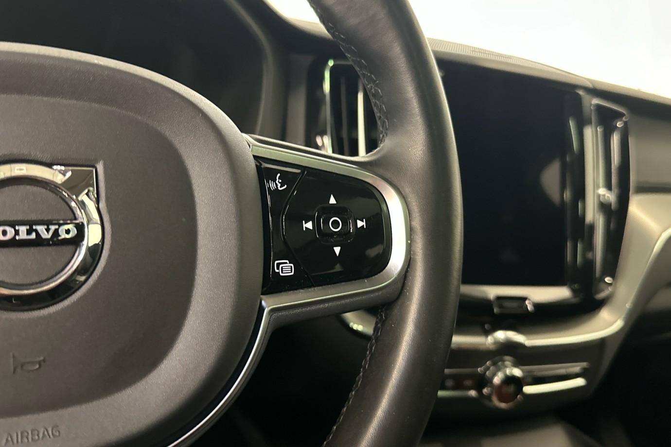 Esittelykuva VOLVO XC60 lataushybridiautosta.