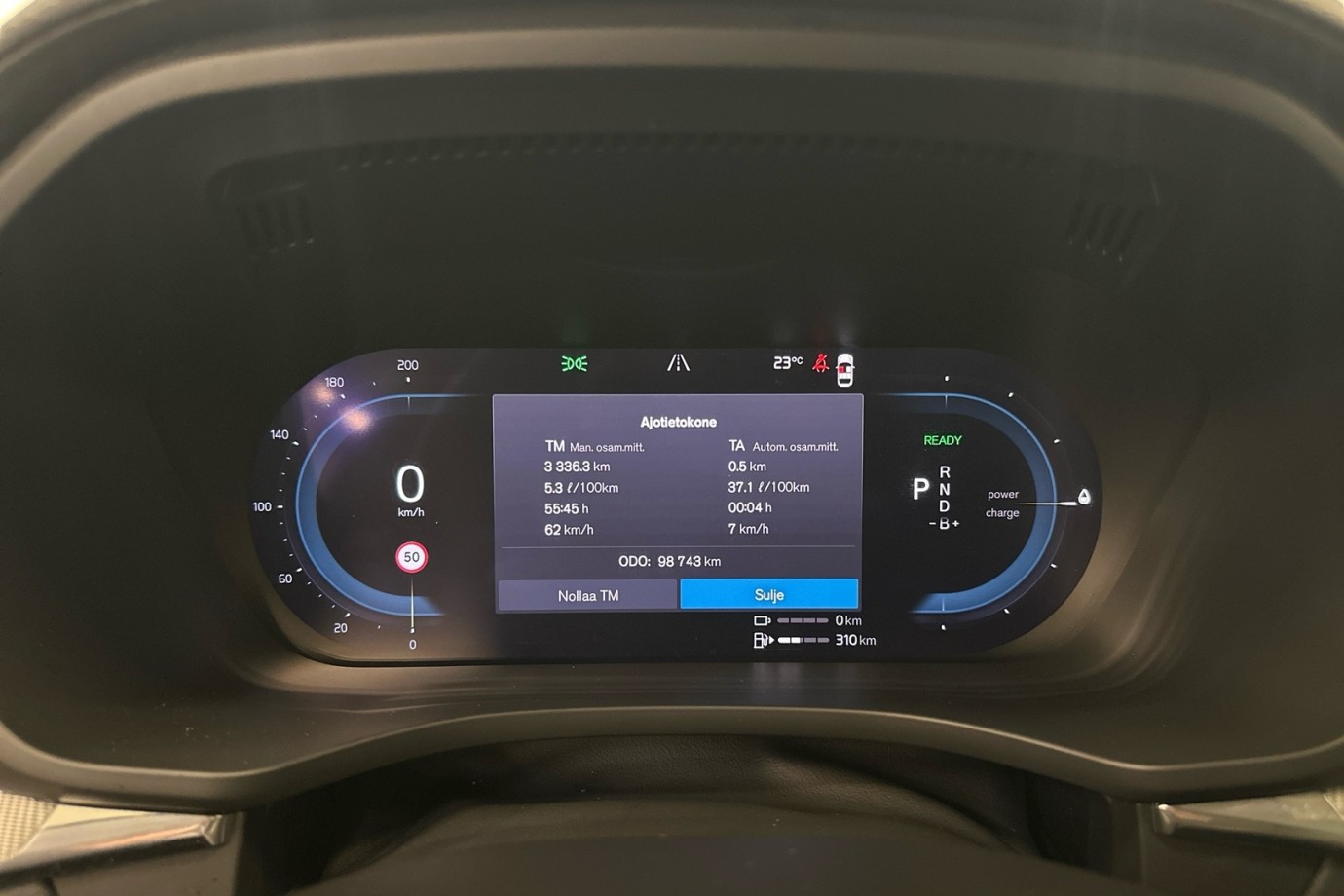 Esittelykuva VOLVO XC60 lataushybridiautosta.
