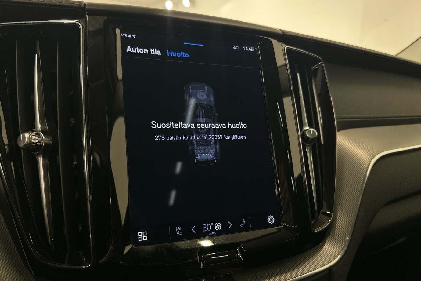 Esittelykuva VOLVO XC60 lataushybridiautosta.