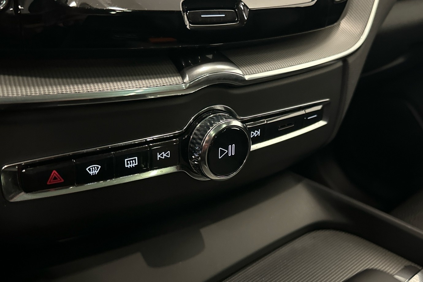 Esittelykuva VOLVO XC60 lataushybridiautosta.