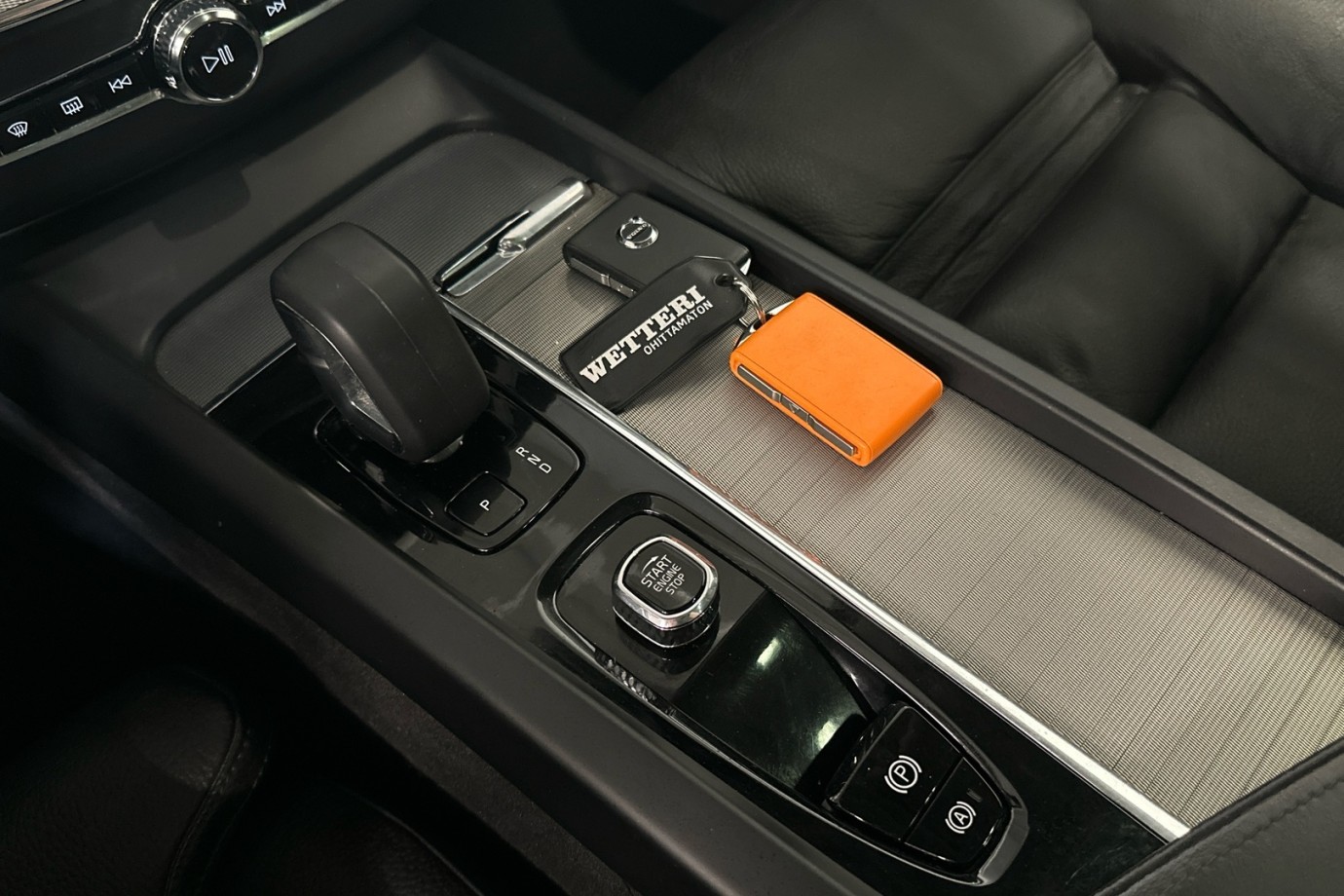 Esittelykuva VOLVO XC60 lataushybridiautosta.