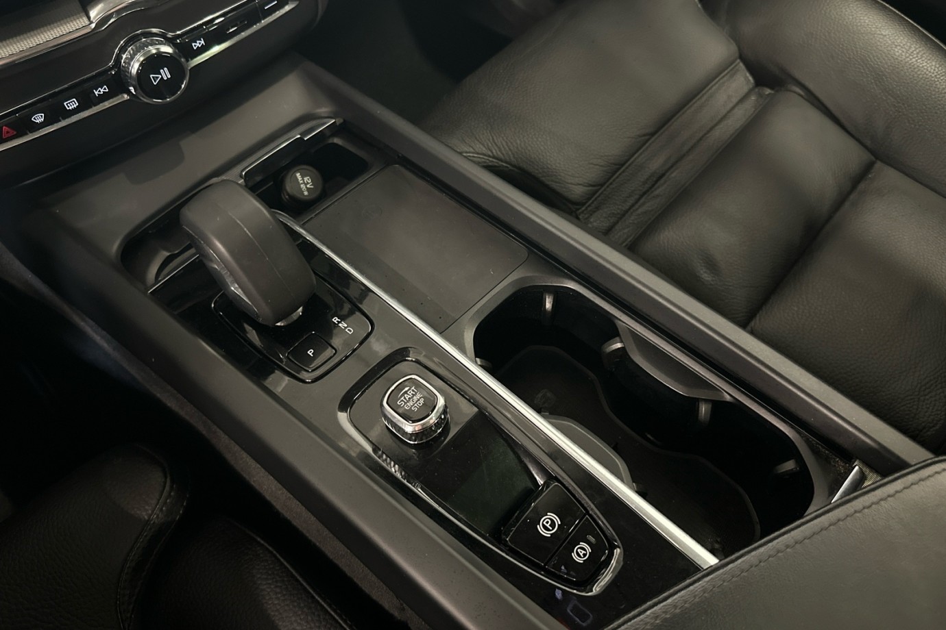 Esittelykuva VOLVO XC60 lataushybridiautosta.