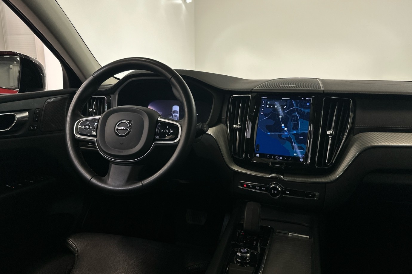 Esittelykuva VOLVO XC60 lataushybridiautosta.