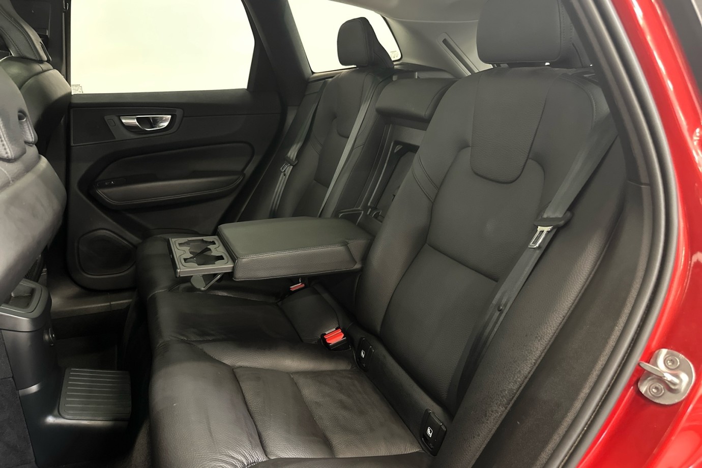 Esittelykuva VOLVO XC60 lataushybridiautosta.