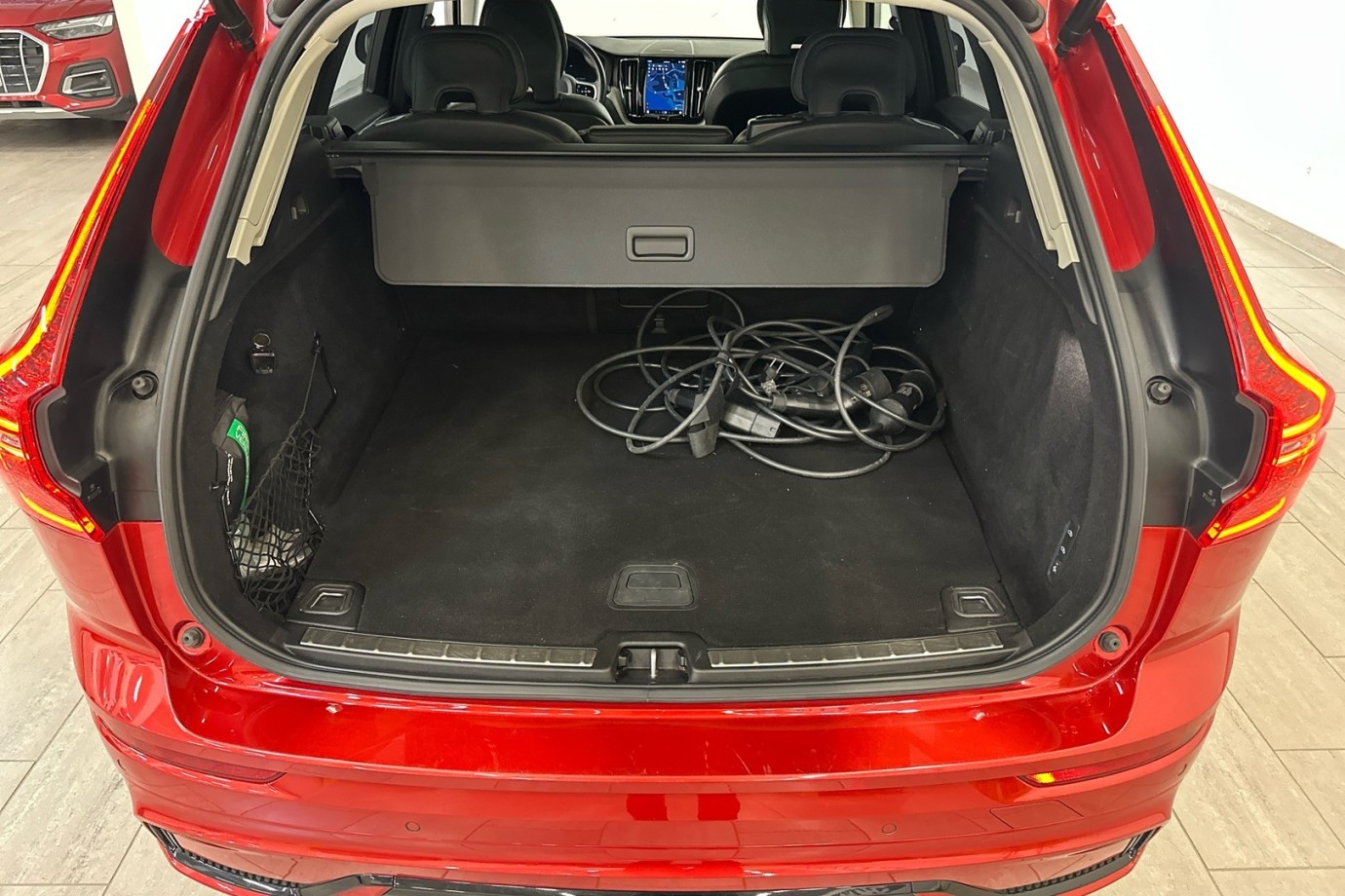 Esittelykuva VOLVO XC60 lataushybridiautosta.