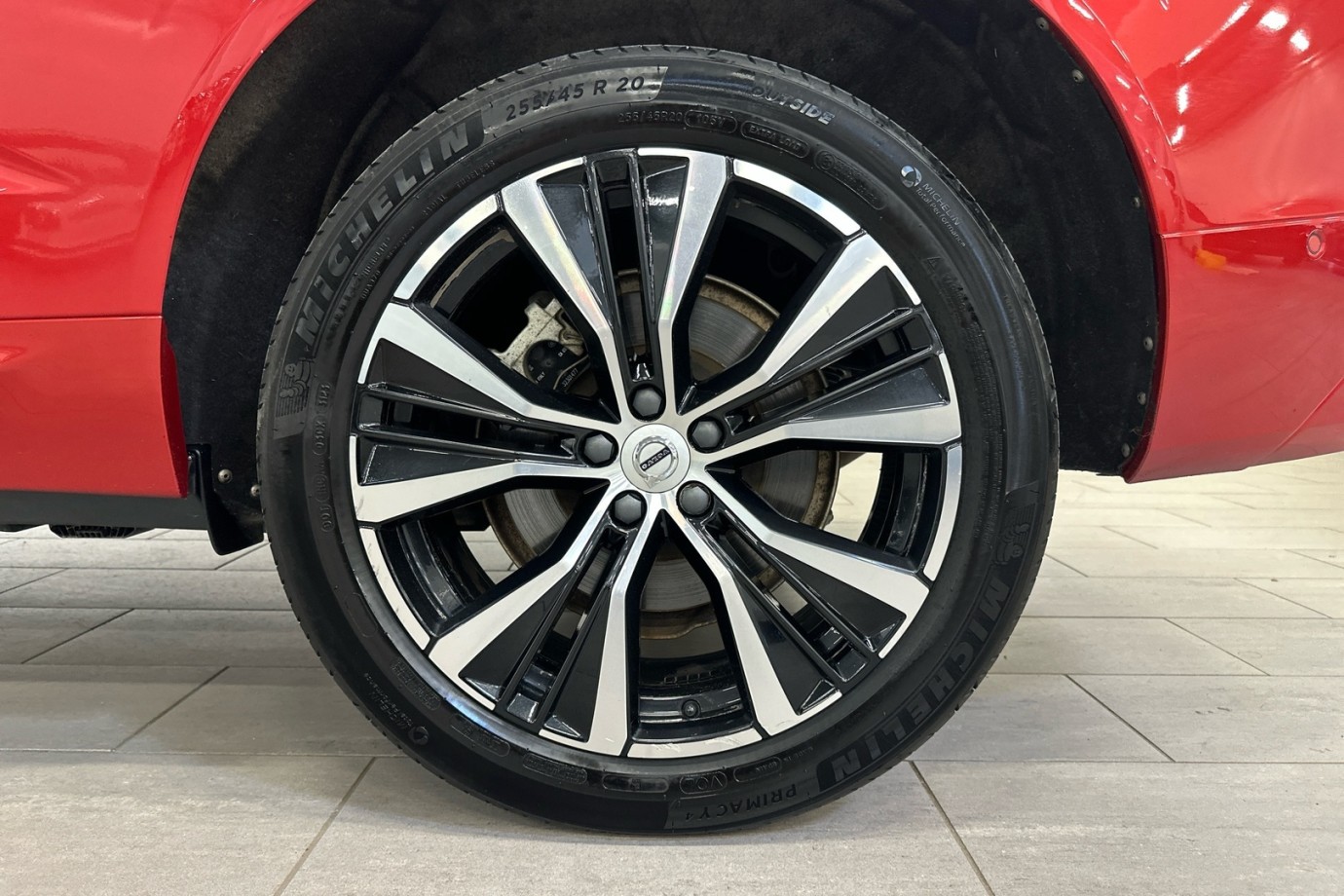 Esittelykuva VOLVO XC60 lataushybridiautosta.