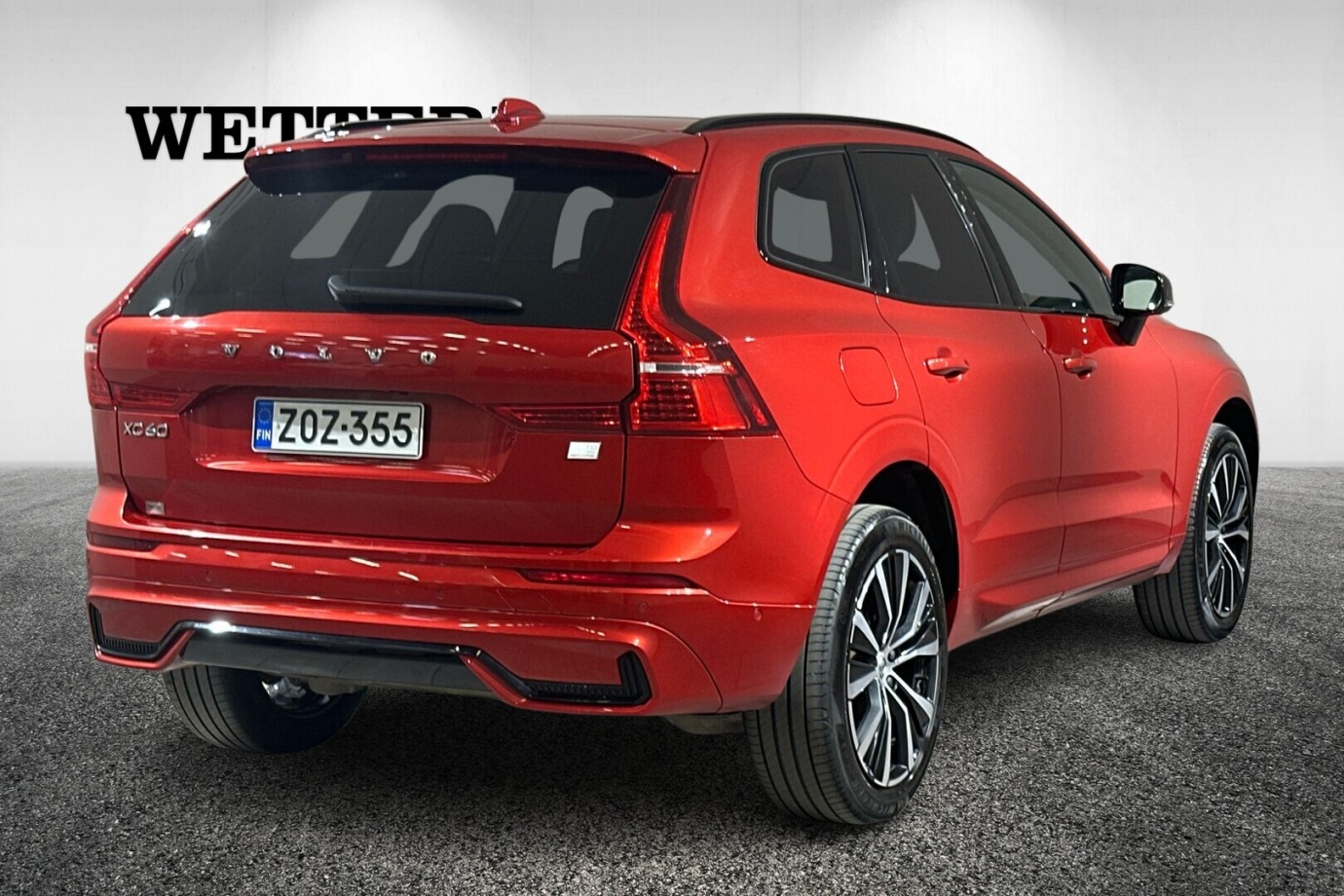 Esittelykuva VOLVO XC60 lataushybridiautosta.
