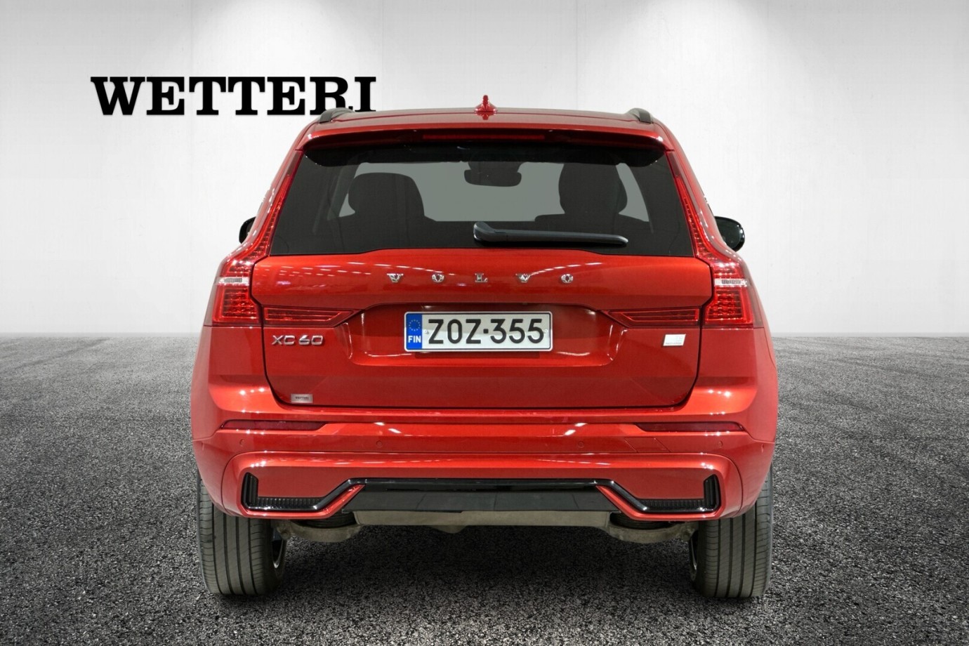 Esittelykuva VOLVO XC60 lataushybridiautosta.