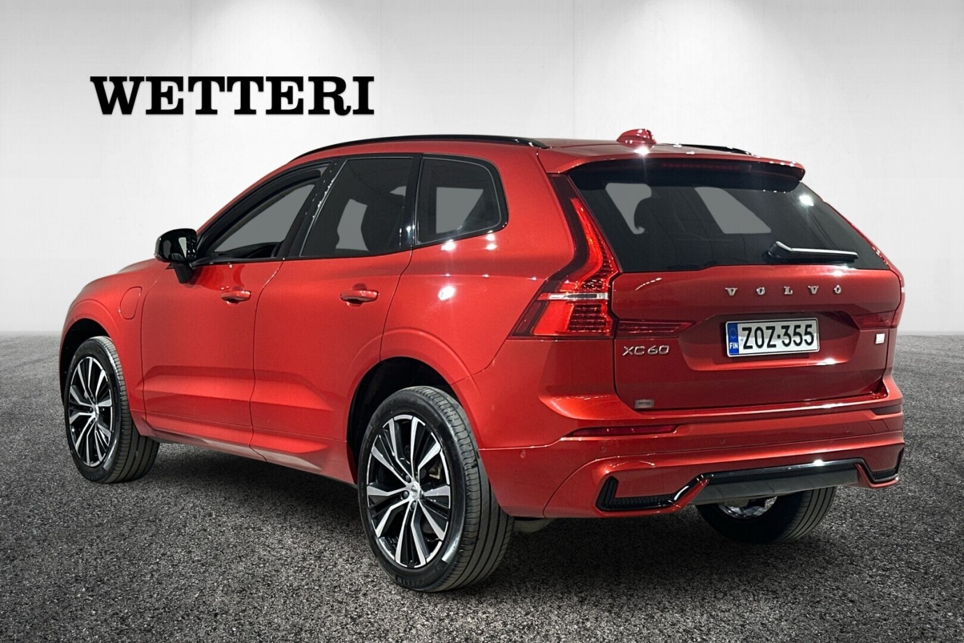 Esittelykuva VOLVO XC60 lataushybridiautosta.