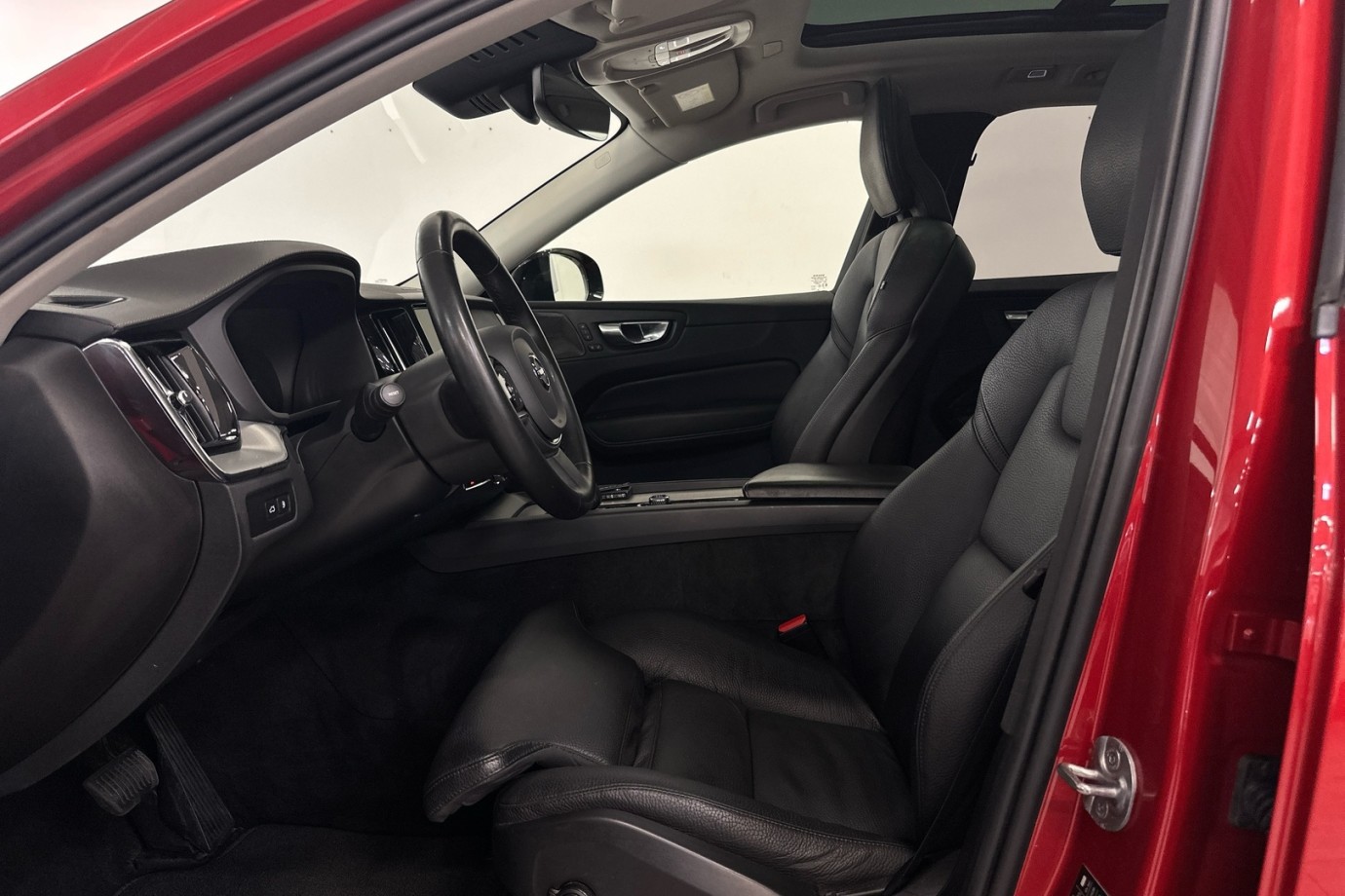 Esittelykuva VOLVO XC60 lataushybridiautosta.
