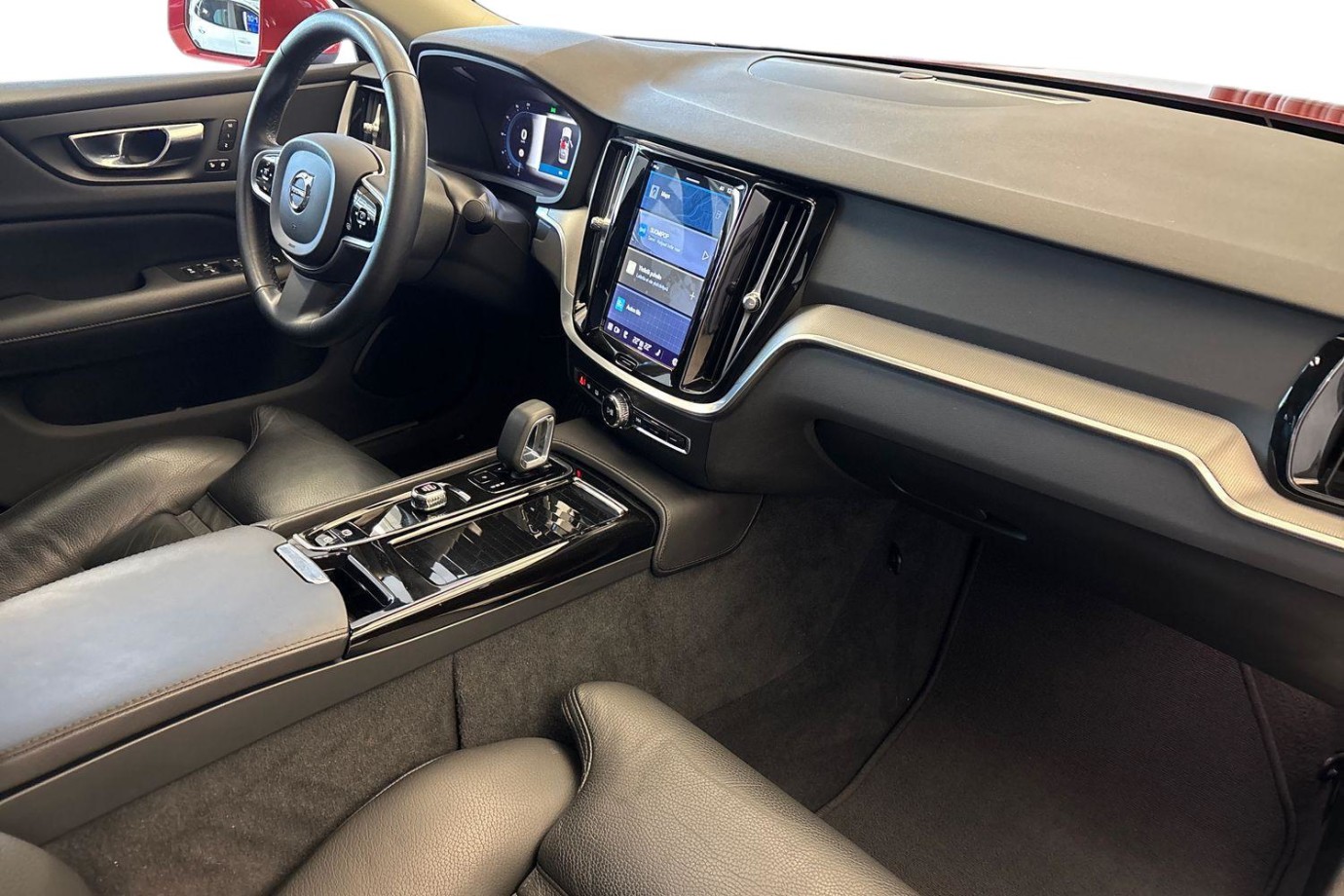 Esittelykuva Volvo S60 lataushybridiautosta.