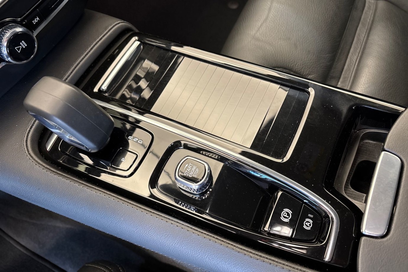 Esittelykuva Volvo S60 lataushybridiautosta.