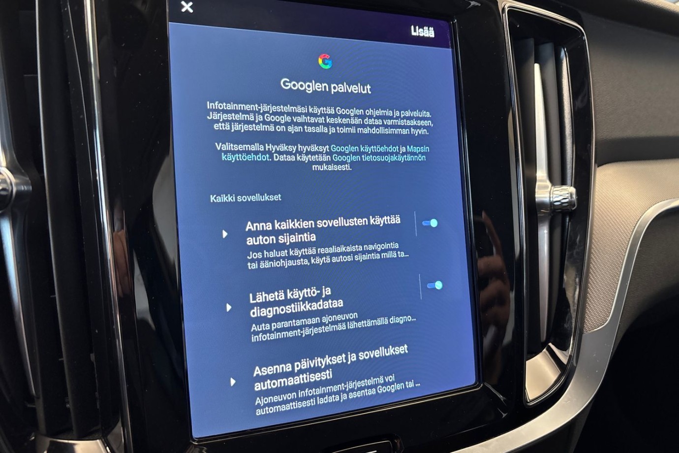 Esittelykuva Volvo S60 lataushybridiautosta.