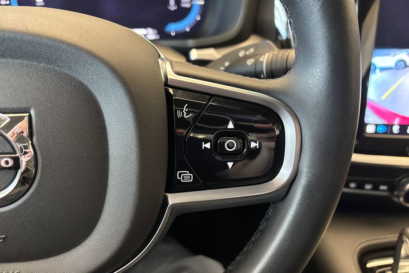 Esittelykuva Volvo S60 lataushybridiautosta.