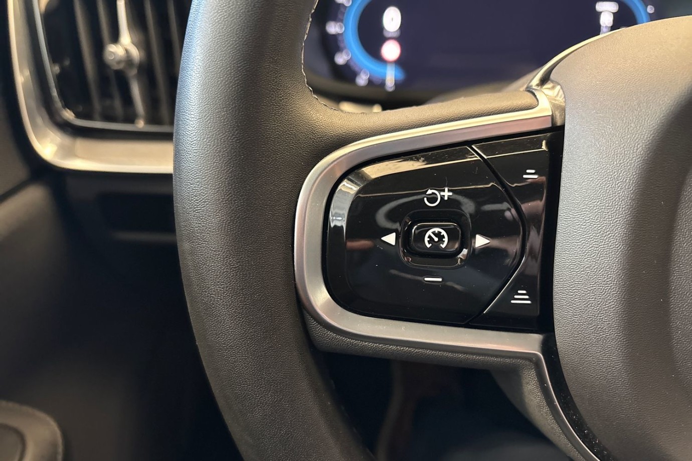 Esittelykuva Volvo S60 lataushybridiautosta.