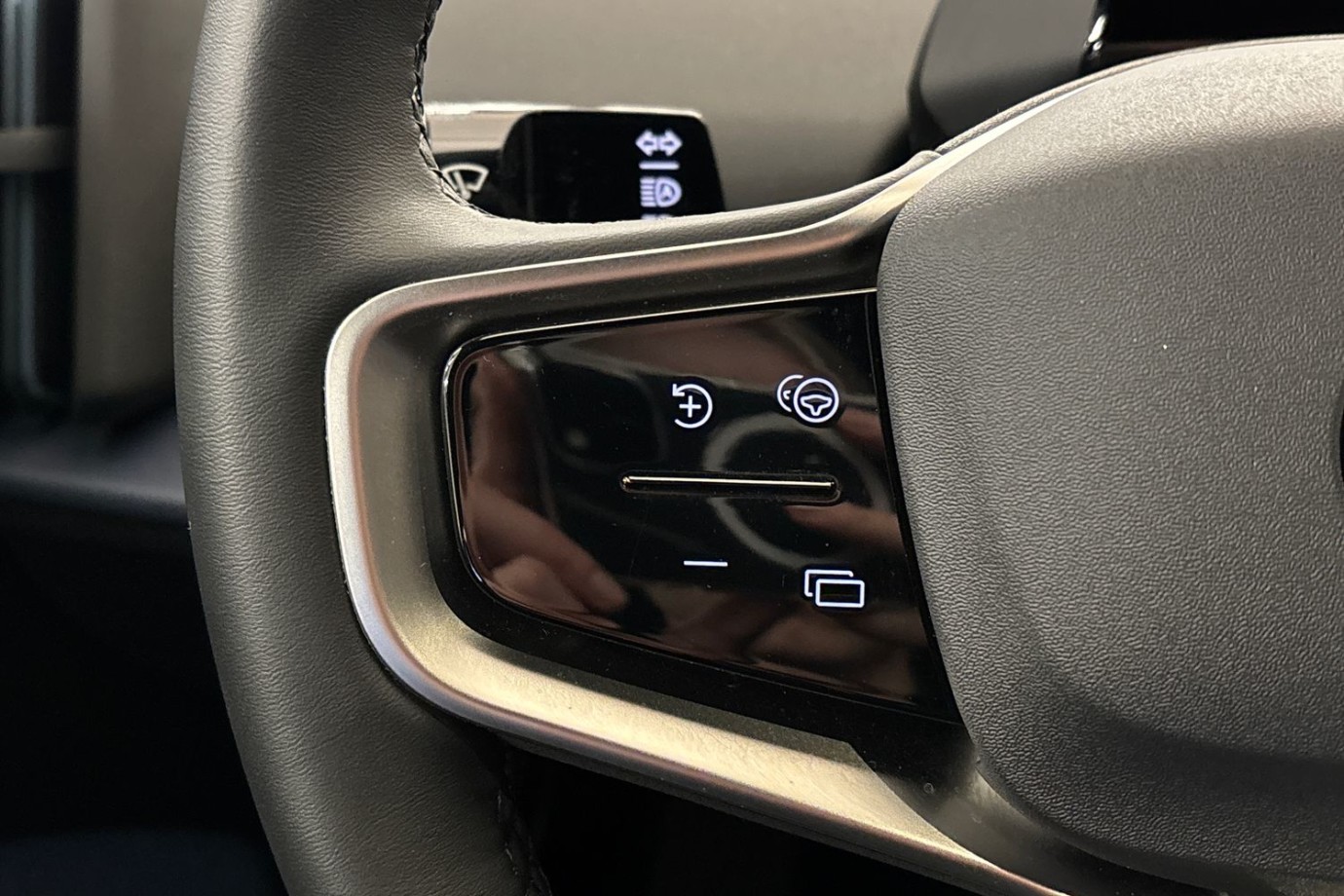 Esittelykuva Volvo EX30 täyssähköautosta.