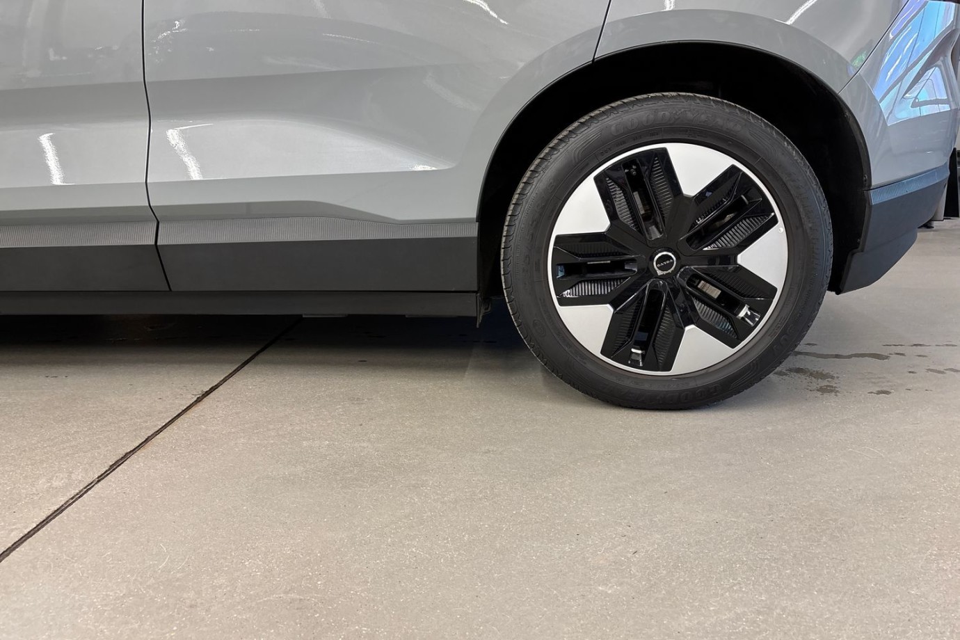 Esittelykuva Volvo EX30 täyssähköautosta.