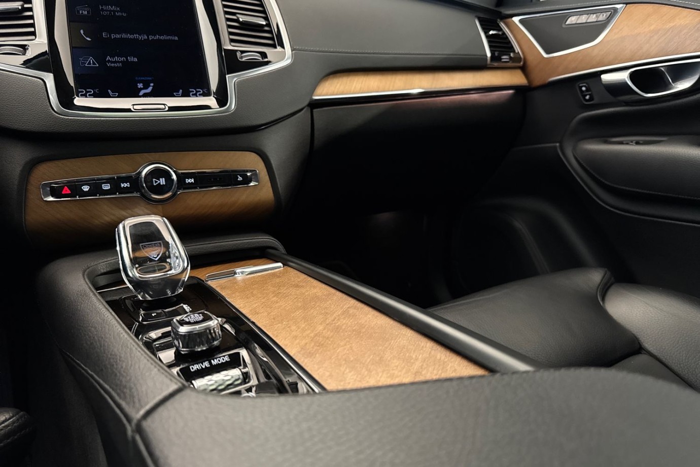Esittelykuva Volvo XC90 kevythybridiautosta.