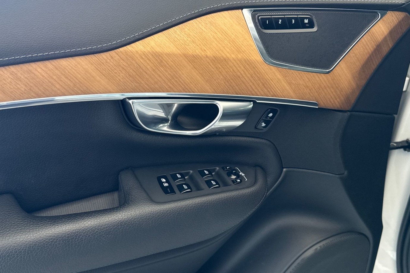 Esittelykuva Volvo XC90 kevythybridiautosta.