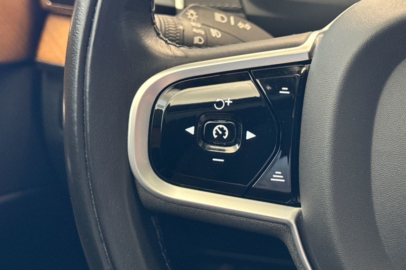 Esittelykuva Volvo XC90 kevythybridiautosta.