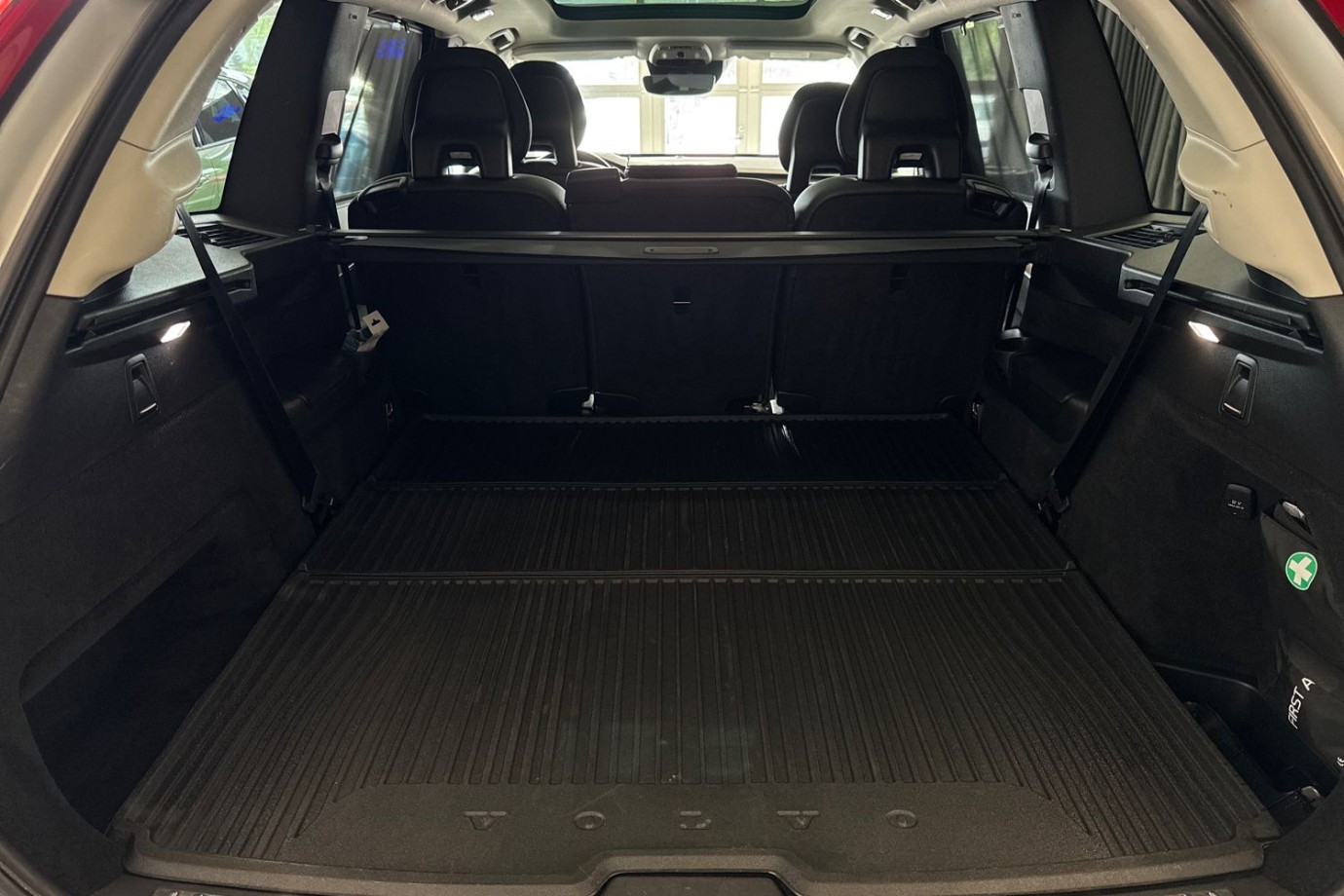 Esittelykuva Volvo XC90 kevythybridiautosta.