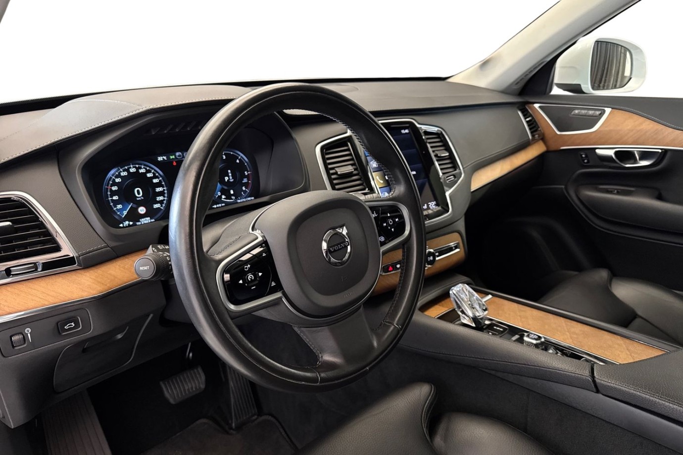 Esittelykuva Volvo XC90 kevythybridiautosta.