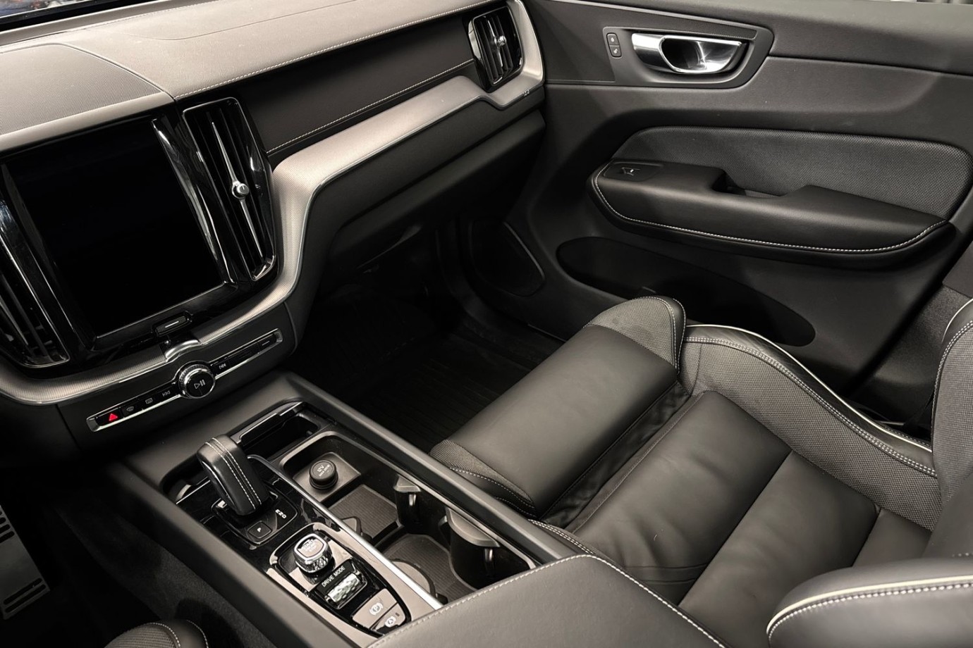 Esittelykuva Volvo XC60 lataushybridiautosta.
