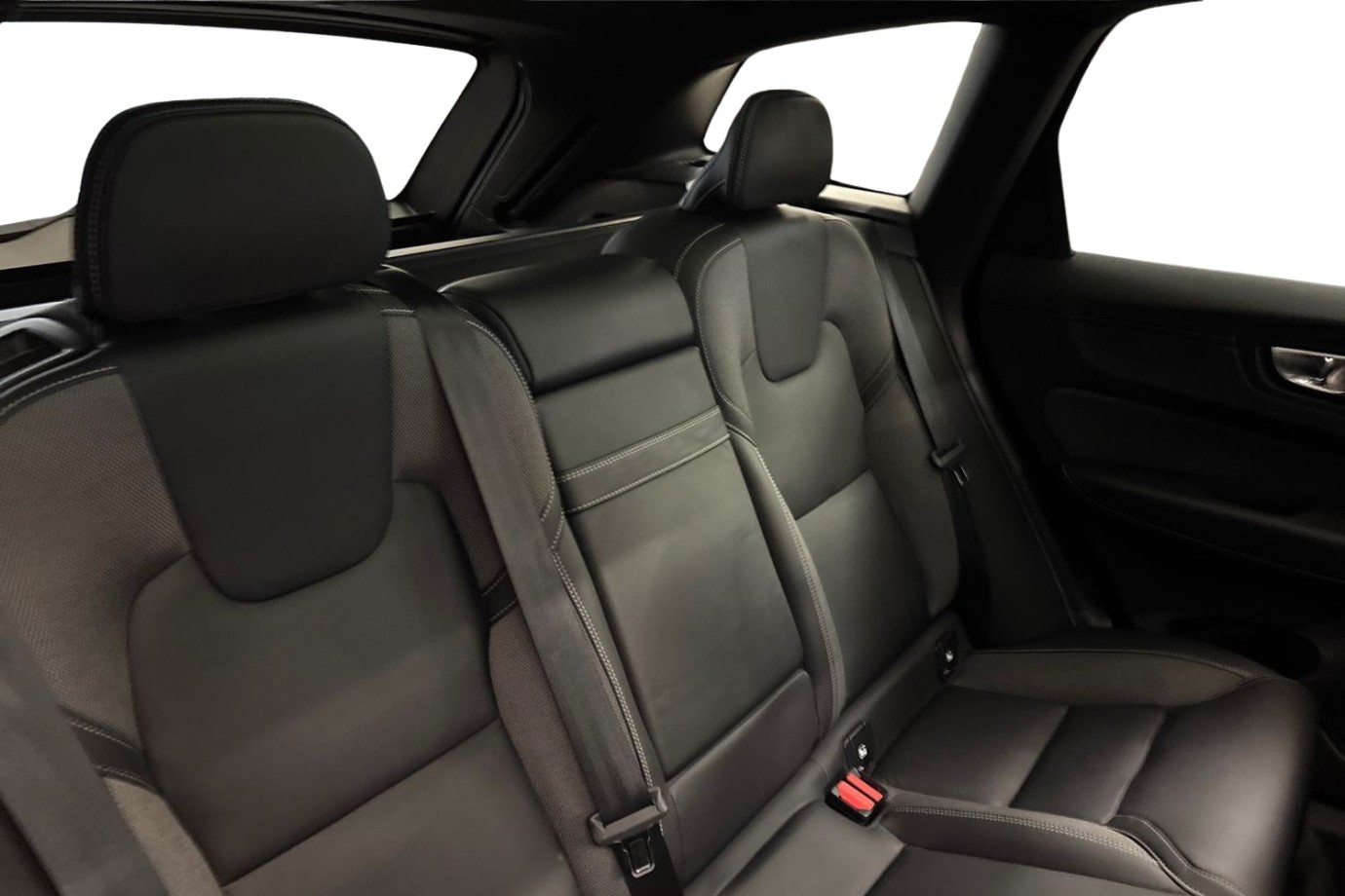 Esittelykuva Volvo XC60 lataushybridiautosta.