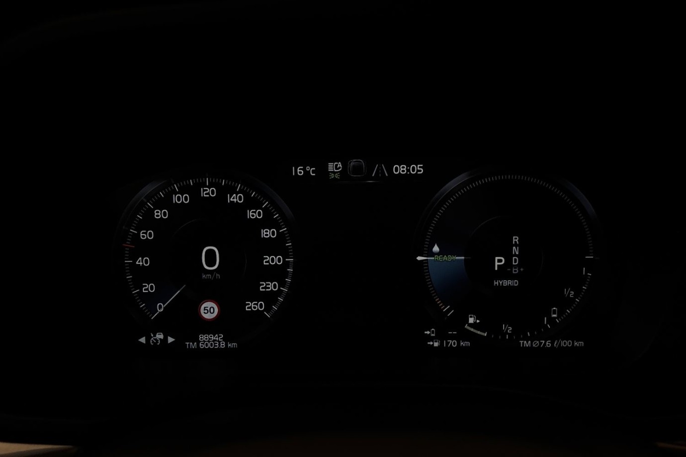 Esittelykuva Volvo XC60 lataushybridiautosta.