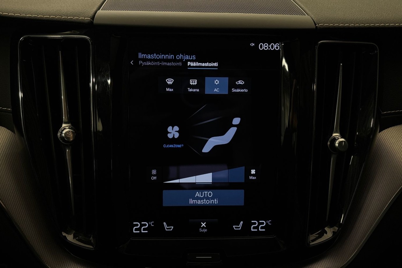Esittelykuva Volvo XC60 lataushybridiautosta.