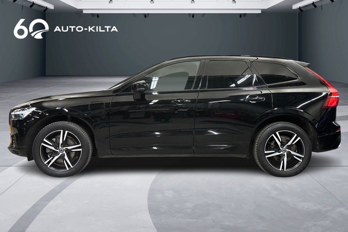 Esittelykuva Volvo XC60 lataushybridiautosta.