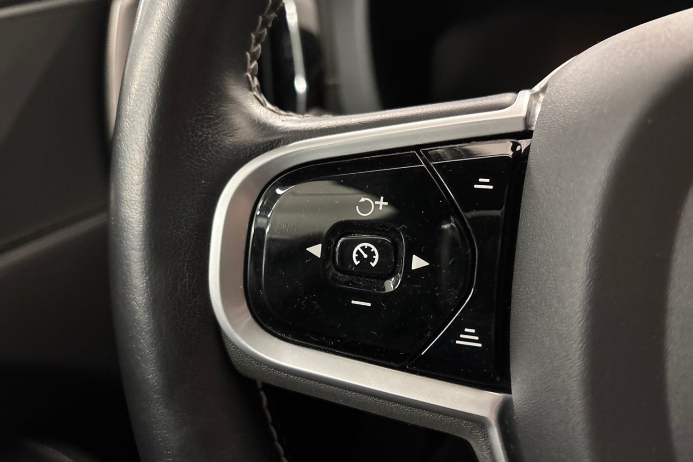 Esittelykuva Volvo XC60 lataushybridiautosta.