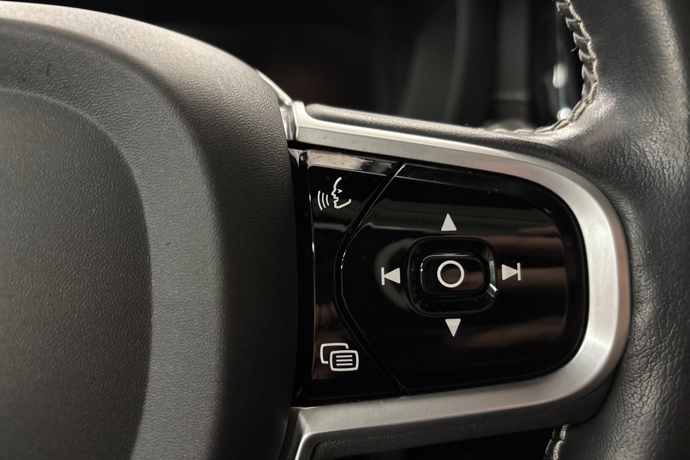 Esittelykuva Volvo XC60 lataushybridiautosta.