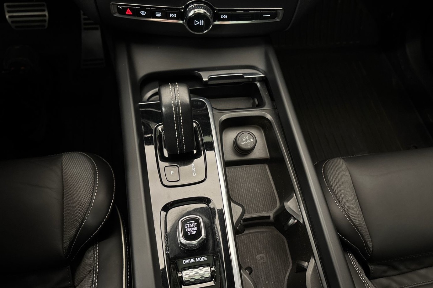 Esittelykuva Volvo XC60 lataushybridiautosta.