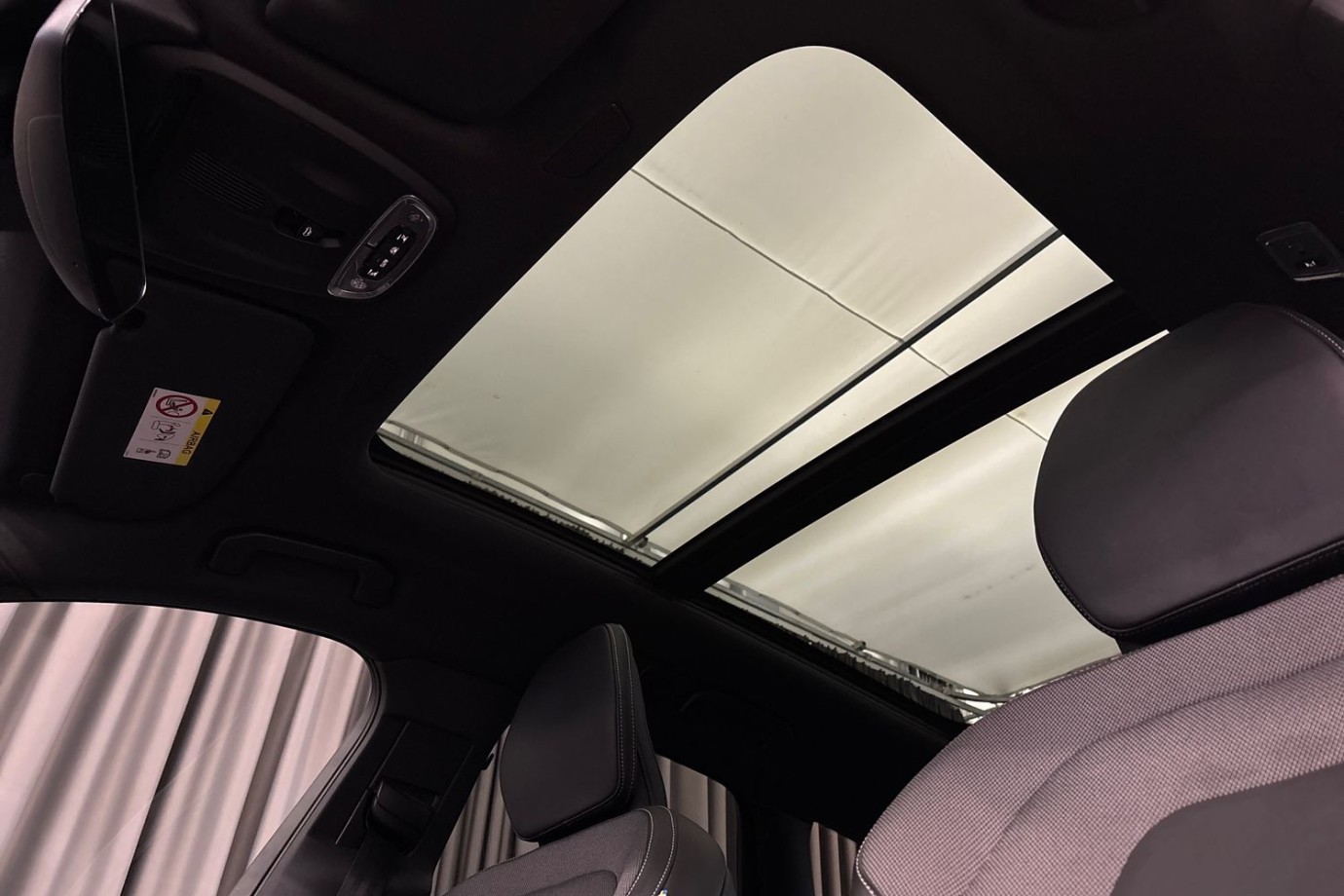 Esittelykuva Volvo XC60 lataushybridiautosta.