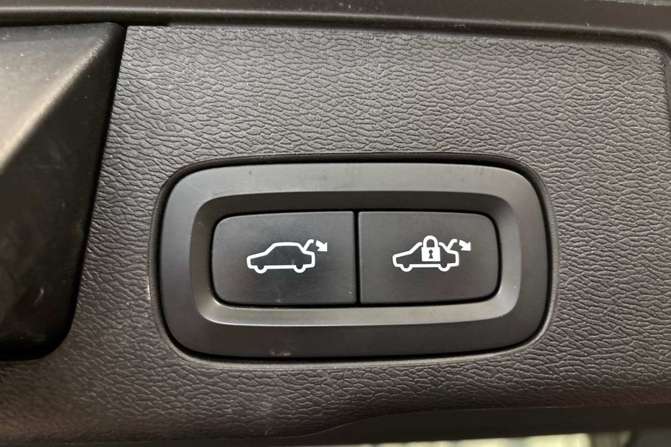 Esittelykuva Volvo XC60 lataushybridiautosta.