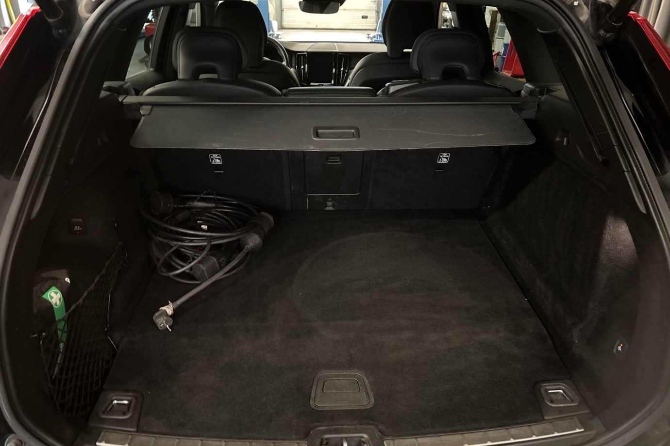 Esittelykuva Volvo XC60 lataushybridiautosta.