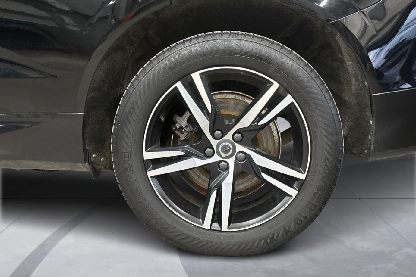 Esittelykuva Volvo XC60 lataushybridiautosta.