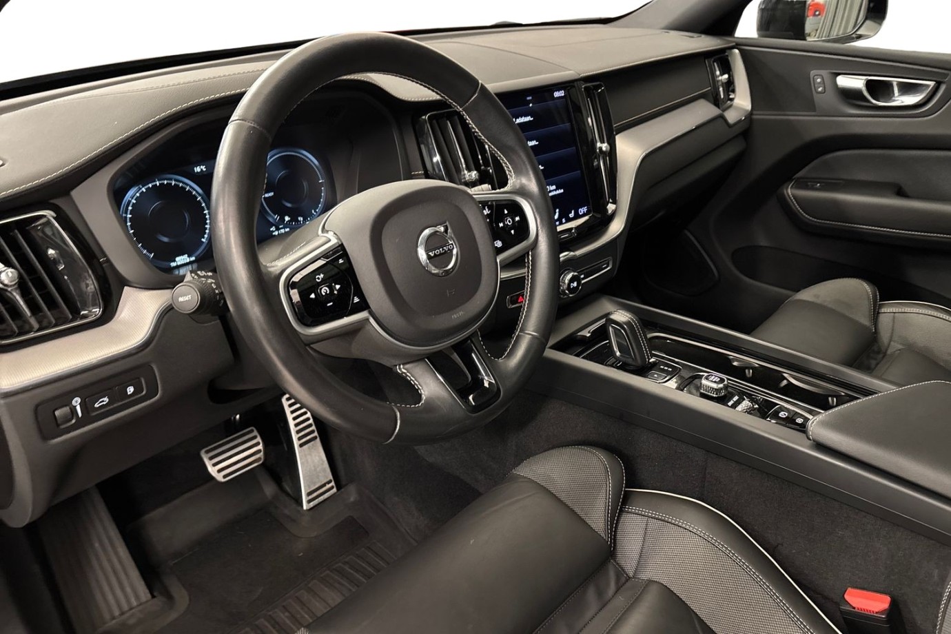 Esittelykuva Volvo XC60 lataushybridiautosta.