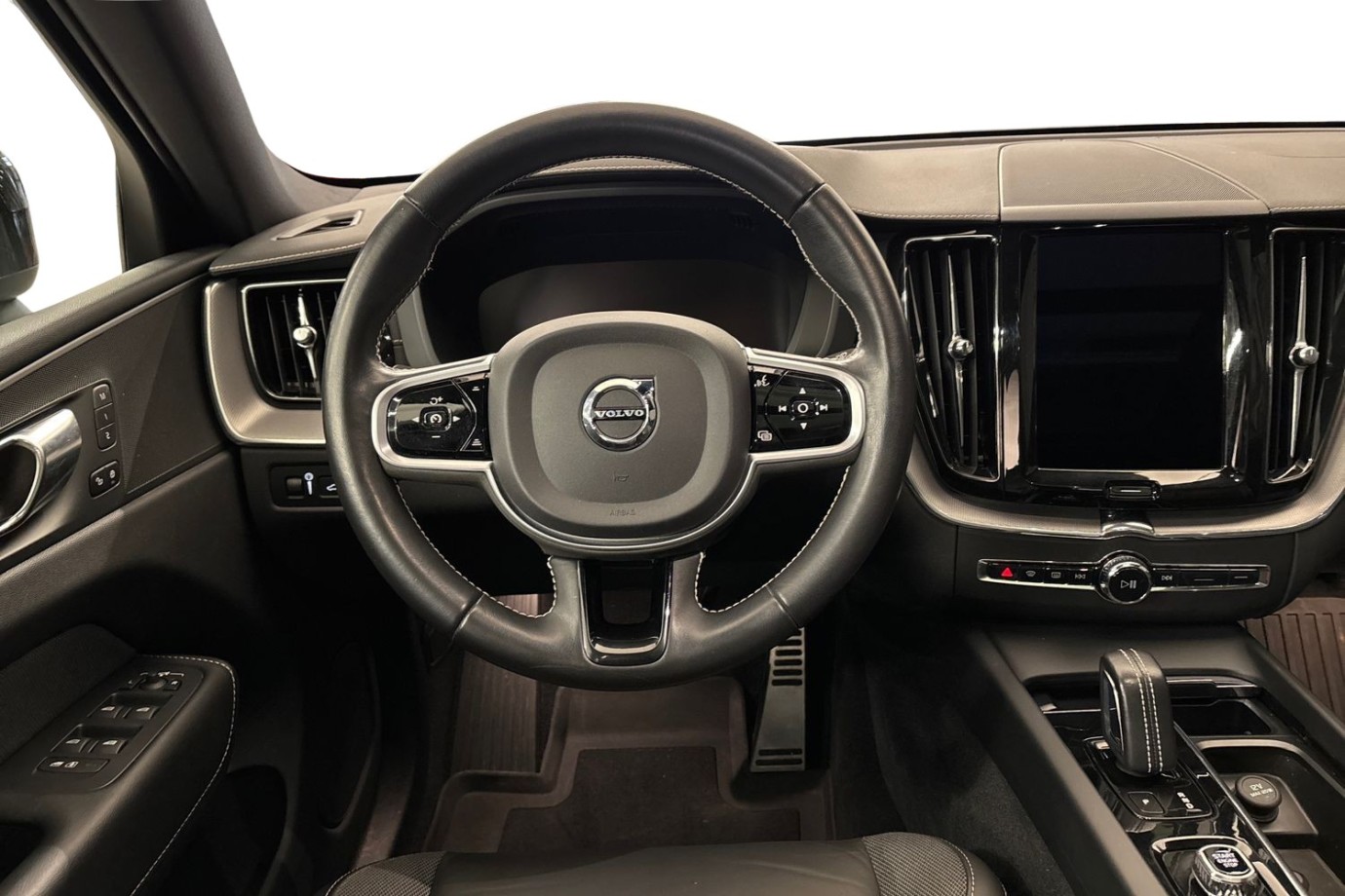 Esittelykuva Volvo XC60 lataushybridiautosta.