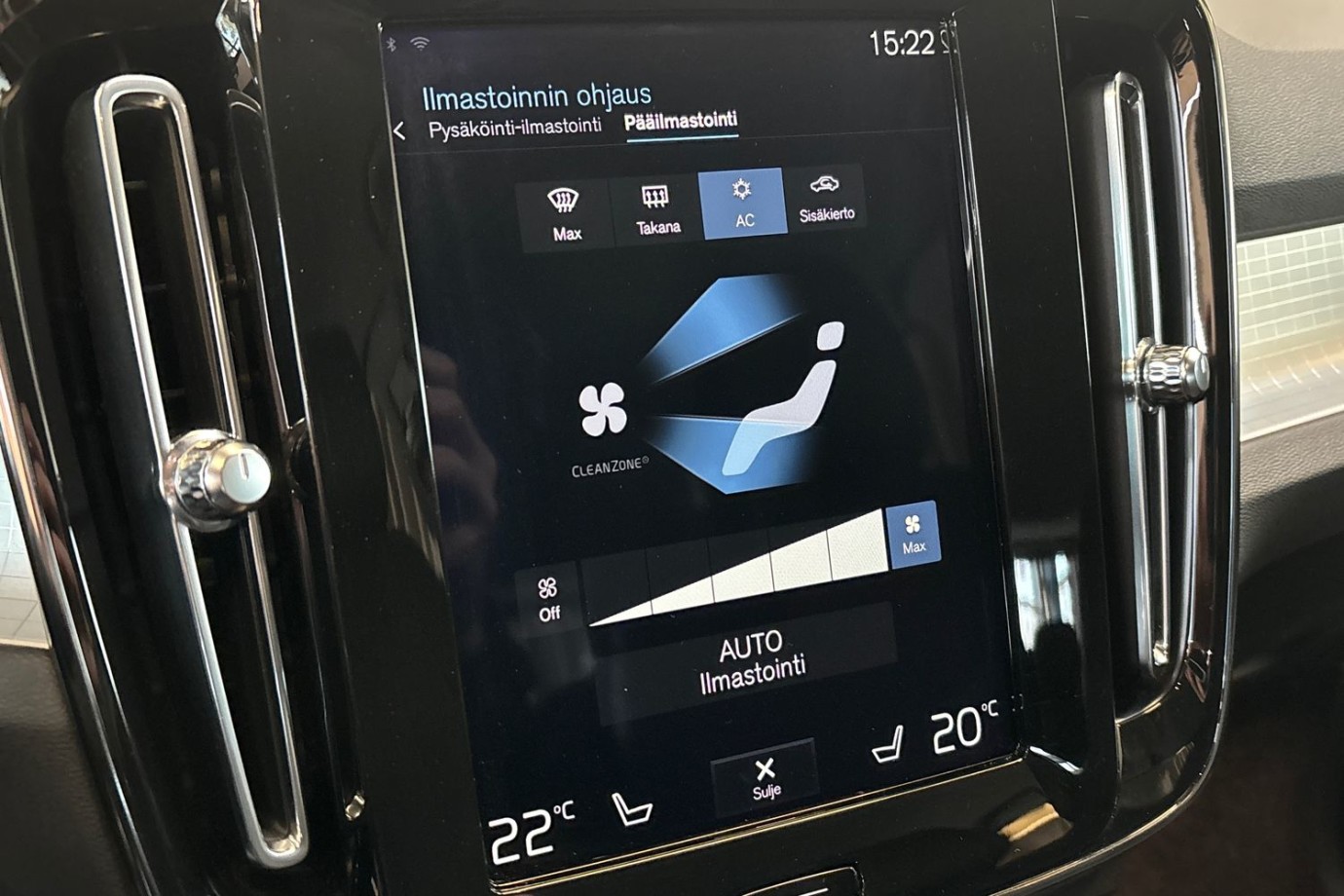 Esittelykuva VOLVO XC40 lataushybridiautosta.