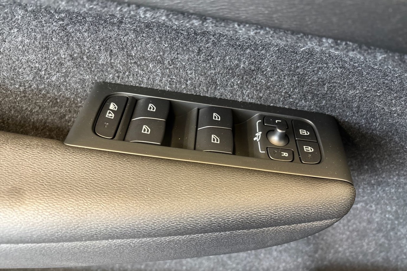 Esittelykuva VOLVO XC40 lataushybridiautosta.