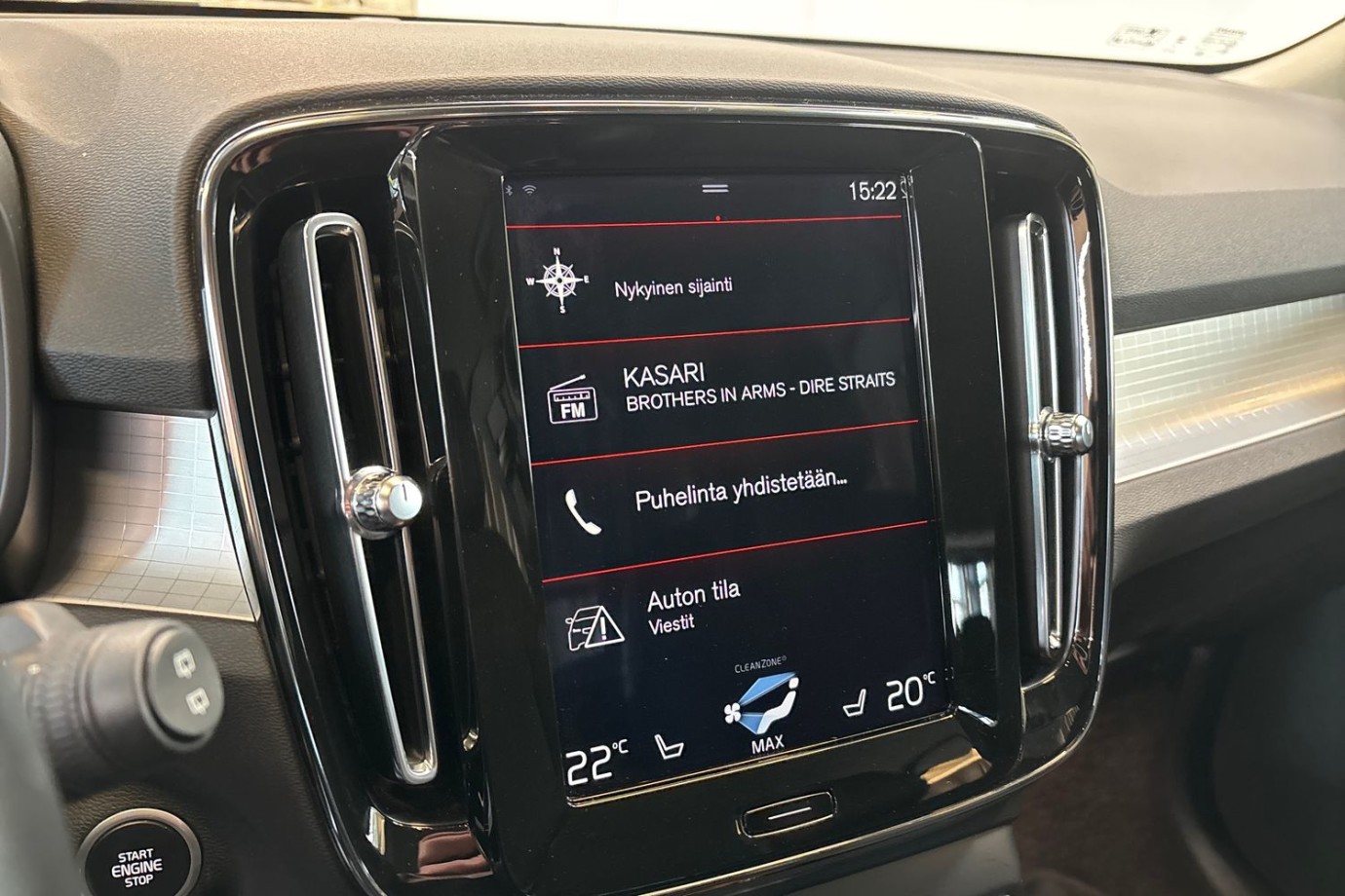 Esittelykuva VOLVO XC40 lataushybridiautosta.